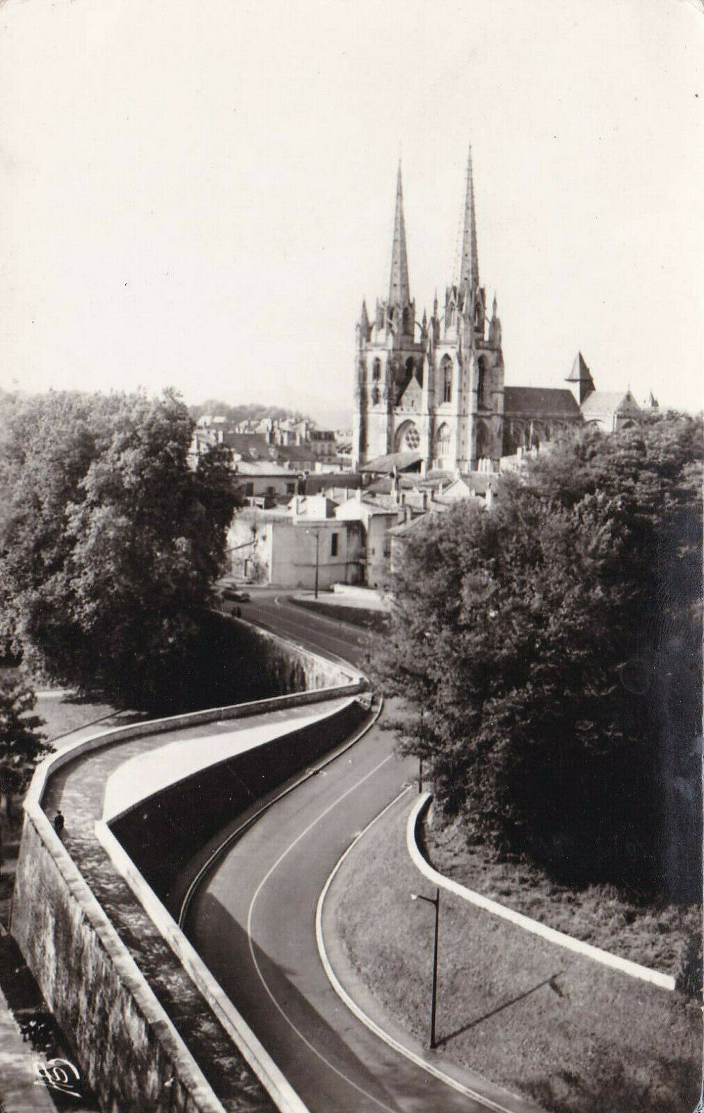 CPSM BLACK & WHITE POSTCARD / BAYONNE NEW BOULEVARDS AND CATHEDRAL