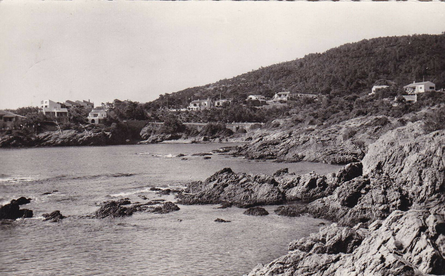 CPSM BLACK & WHITE POSTCARD / LES ISSAMBRES LA CALANQUE EAST (1953)