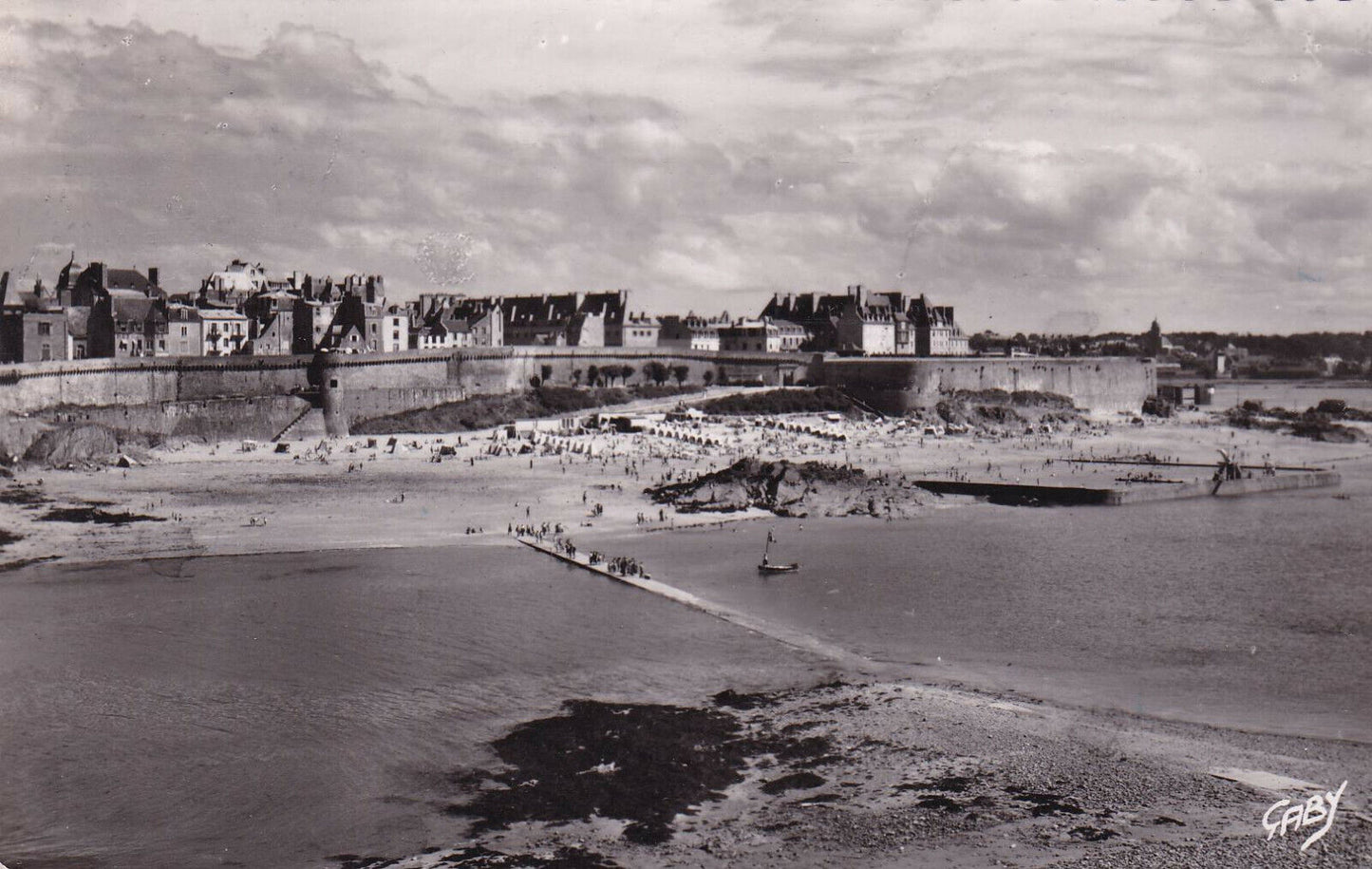 CPSM BLACK & WHITE POSTCARD / SAINT-MALO THE BEACH AND THE RAMPARTS