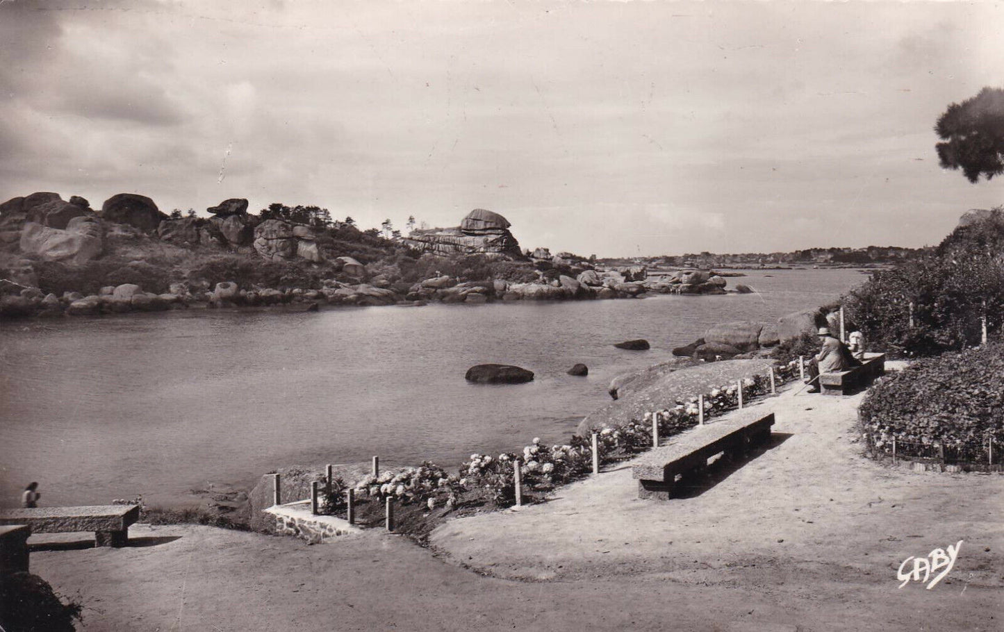 CARTE POSTALE CPSM NOIR & BLANC / PLOUMANAC'H SORTIE DU PORT