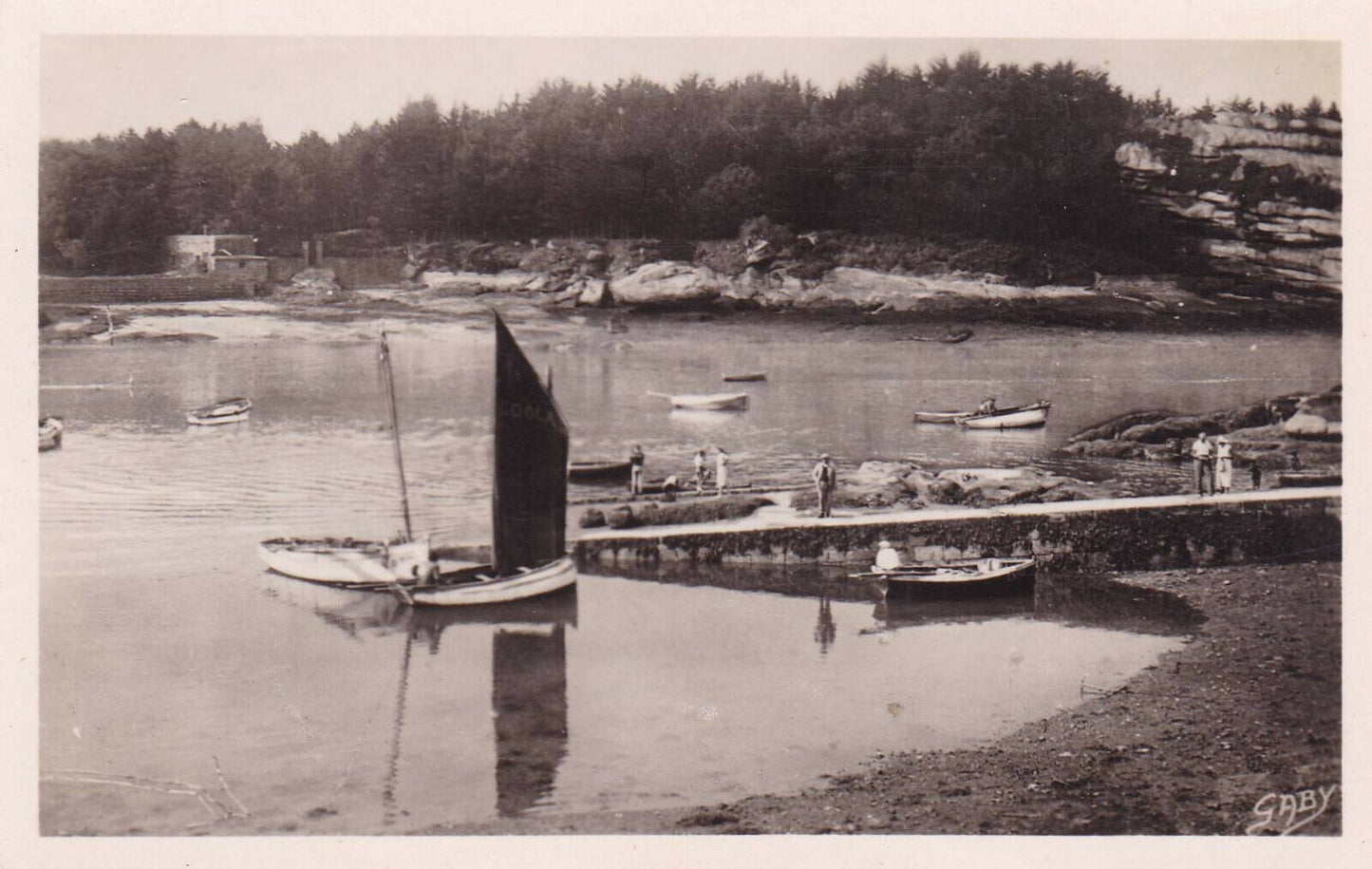 CARTE POSTALE CPSM NOIR & BLANC / PLOUMANAC'H UN COIN DE LA PLAGE ET LA CALE