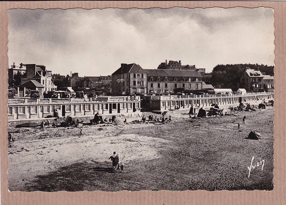 CPSM BLACK & WHITE POSTCARD / TREGASTEL THE BEACH AT LOW TIDE