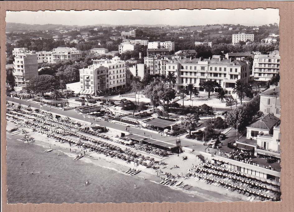 CARTE POSTALE CPSM NOIR & BLANC / JUAN-LES-PINS SA BELLE PLAGE DE SABLE FIN