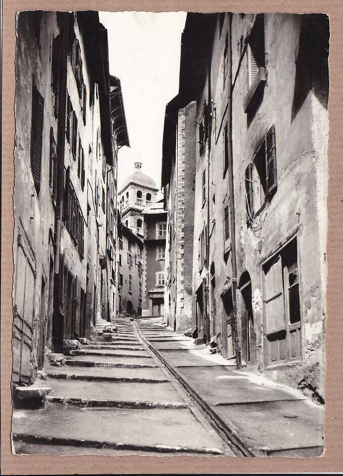 CARTE POSTALE CPSM NOIR & BLANC / BRIANCON VIEILLE RUE AU FOND LA COLLEGIALE