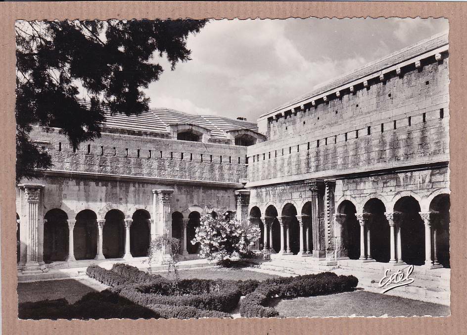 CARTE POSTALE CPSM NOIR & BLANC / ARLES VUE INTERIEURE DU CLOITRE ST-TROPHIME