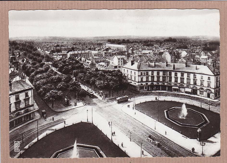 CPSM BLACK & WHITE POSTCARD / TOURS LA PLACE DU PALAIS DE COURTHICE