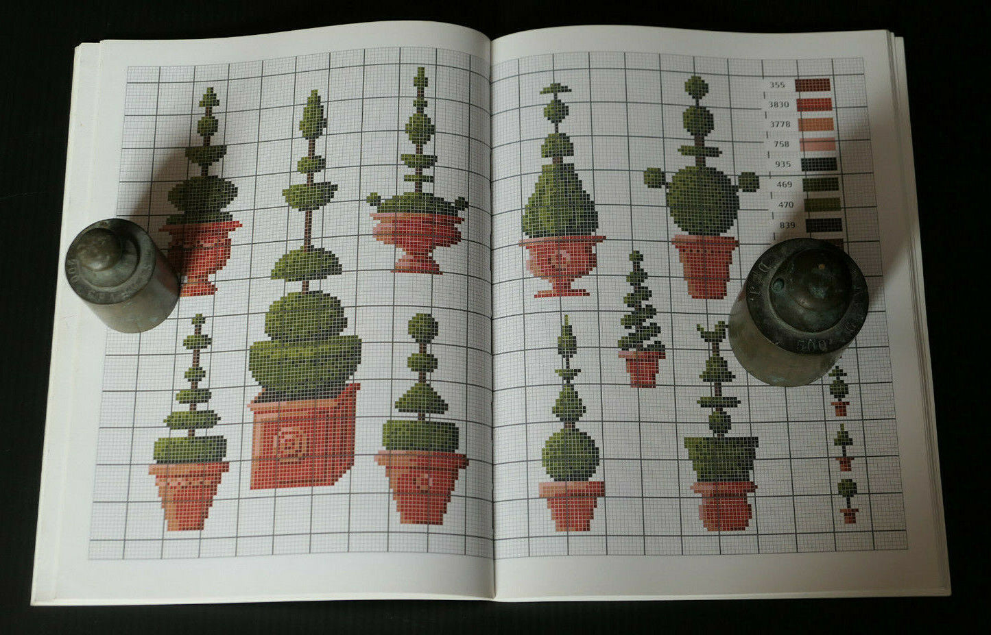 POINT DE CROIX / JARDIN / FLEURS / MANGO PRATIQUE / BRODERIE COUTURE MODELES