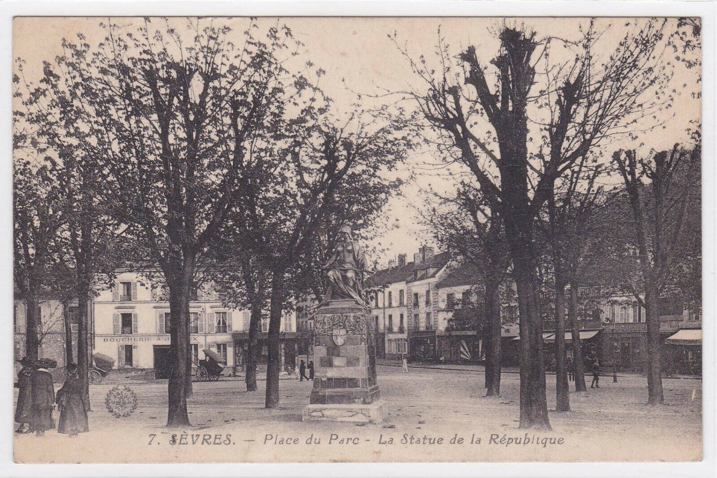 CARTE POSTALE ANCIENNE CPA SEVRES PLACE DU PARC LA STATUE DE LA REPUBLIQUE