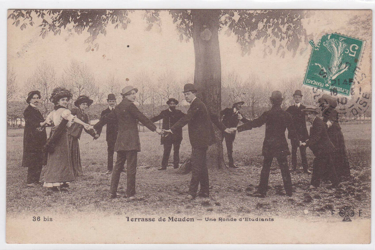 RARE CARTE POSTALE ANCIENNE CPA TERRASSE DE MEUDON UNE RONDE D'ETUDIANTS (1910)