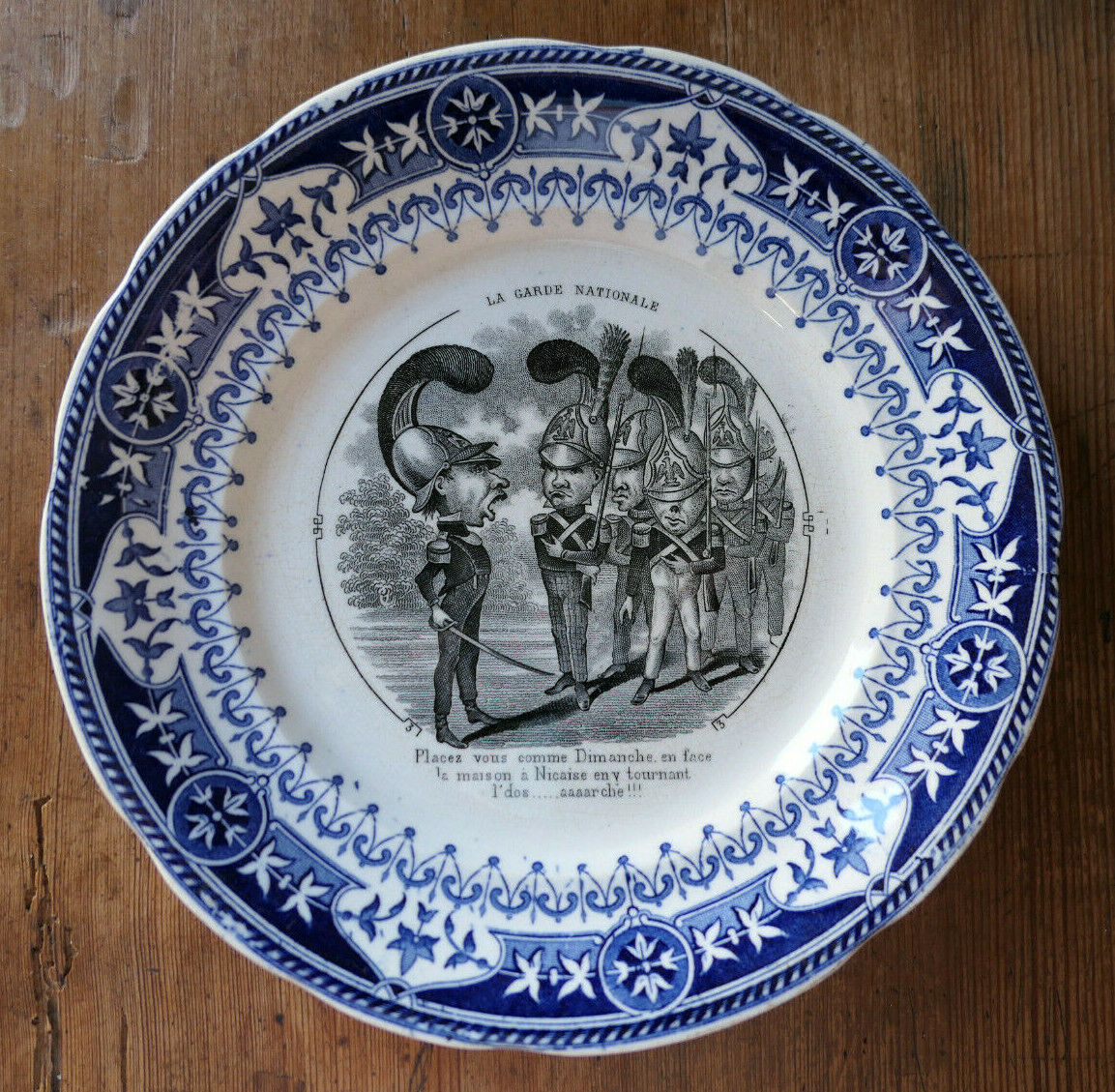 ANCIENNE ASSIETTE PARLANTE EN FAIENCE OPAQUE DE SARREGUEMINES LA GARDE NATIONALE