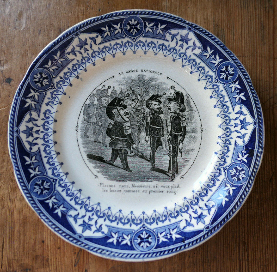 ANCIENNE ASSIETTE PARLANTE EN FAIENCE OPAQUE DE SARREGUEMINES LA GARDE NATIONALE