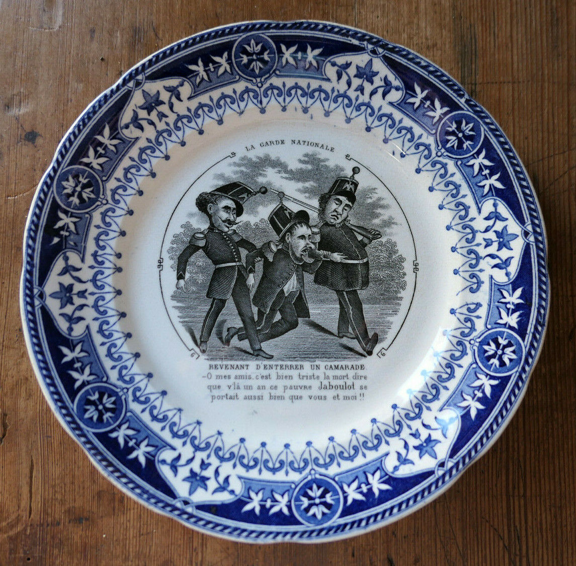 ANCIENNE ASSIETTE PARLANTE EN FAIENCE OPAQUE DE SARREGUEMINES LA GARDE NATIONALE