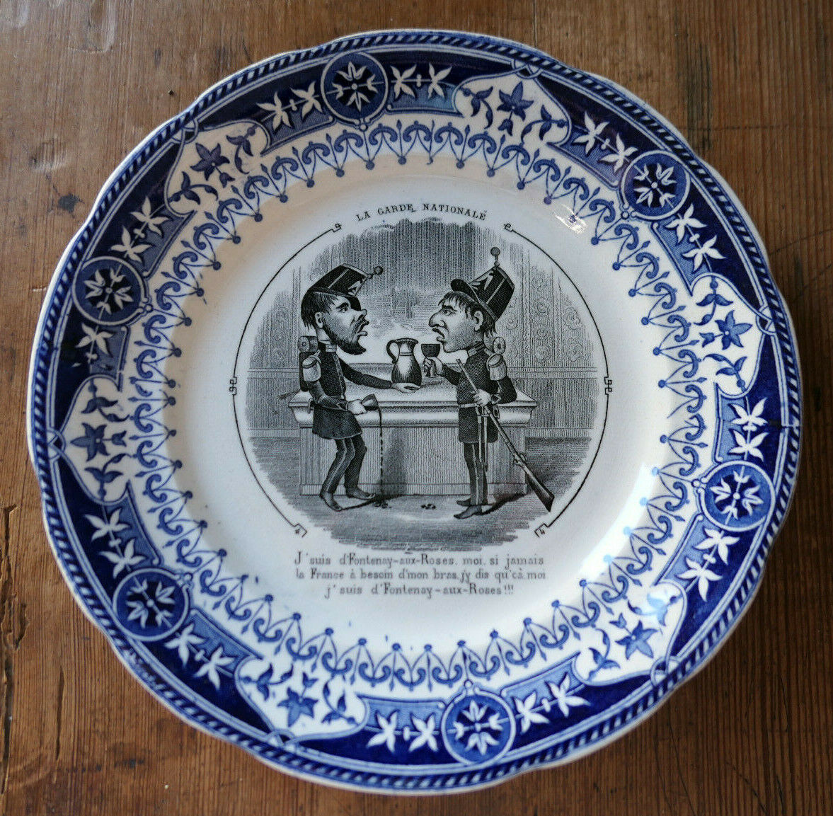 ANCIENNE ASSIETTE PARLANTE EN FAIENCE OPAQUE DE SARREGUEMINES LA GARDE NATIONALE