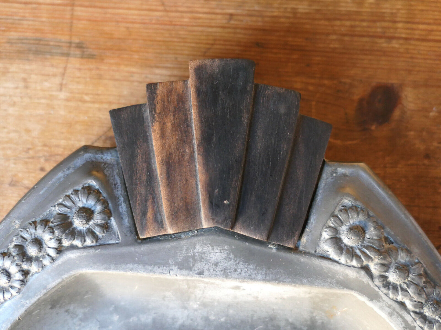 ANCIEN RAMASSE MIETTES ETAIN ET BOIS SIGNE ART DECO 1930 SIGNED PEWTER DECO