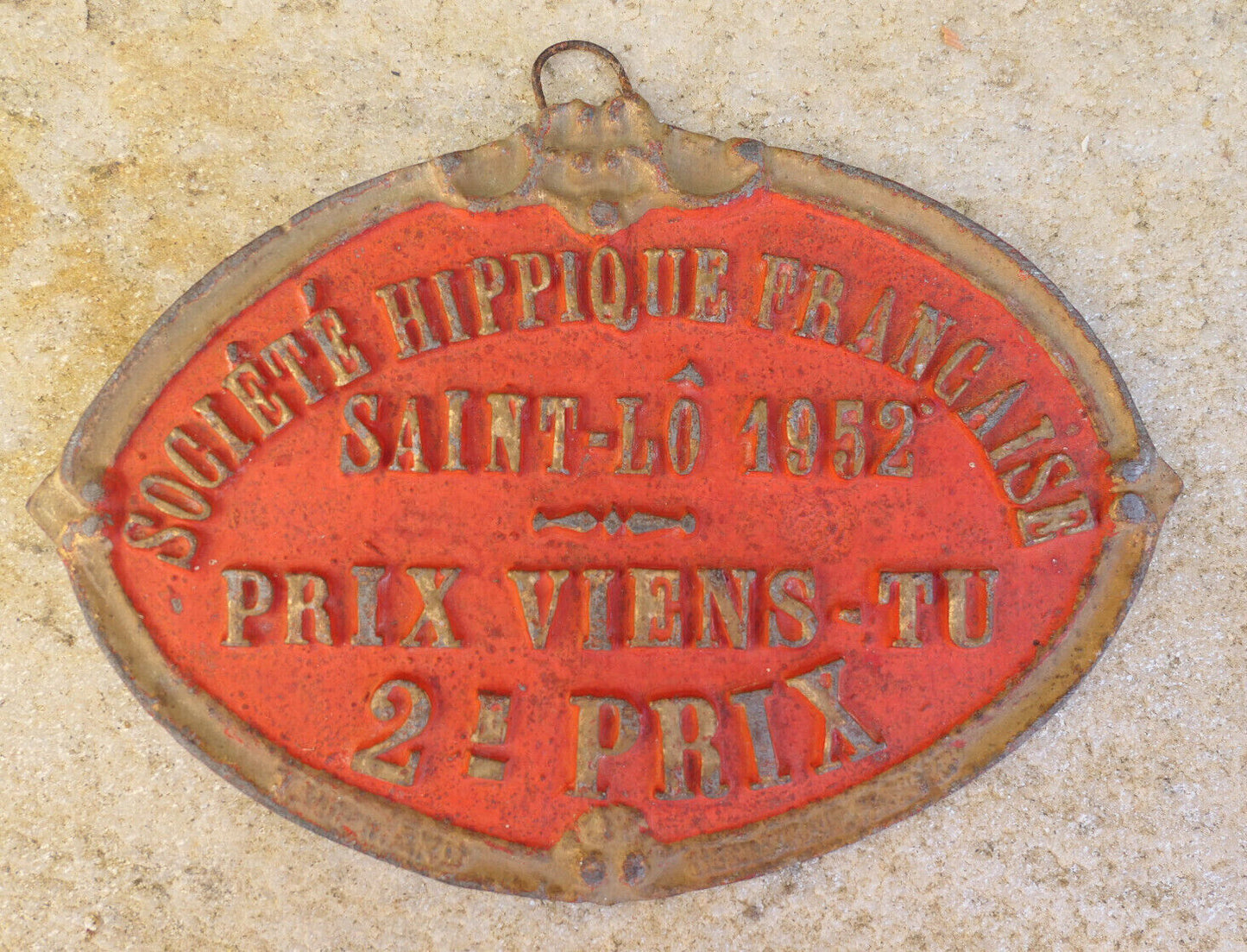 ANCIENNE PLAQUE CONCOURS SOCIETE HIPPIQUE FRANCAISE SAINT-LO NORMANDIE 1952/53