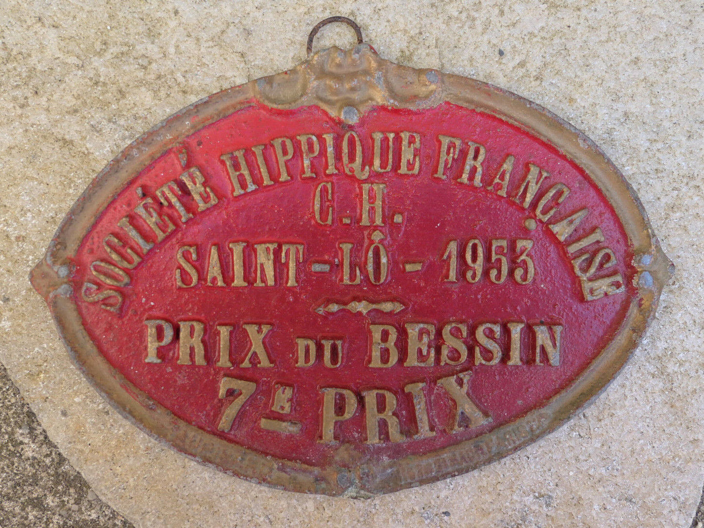 ANCIENNE PLAQUE CONCOURS SOCIETE HIPPIQUE FRANCAISE SAINT-LO NORMANDIE 1952/53