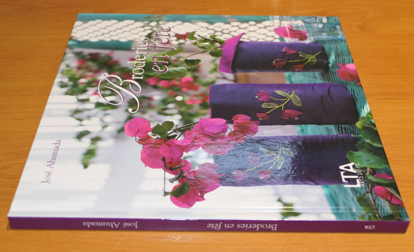 BRODERIES EN FETE / JOSE AHUMADA / LTA MOTIFS FLEURS FRUITS FEUILLES / 2002