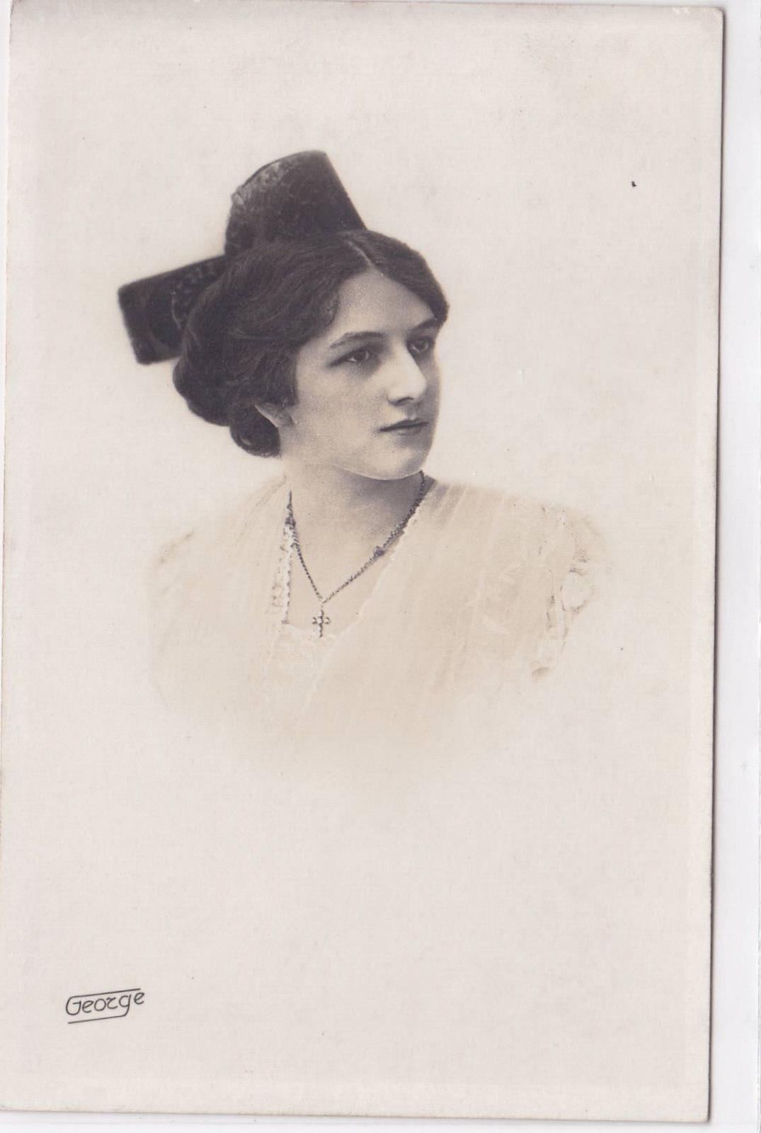 CARTE POSTALE ANCIENNE CPA EN PROVENCE PORTRAIT FEMME ARLESIENNE