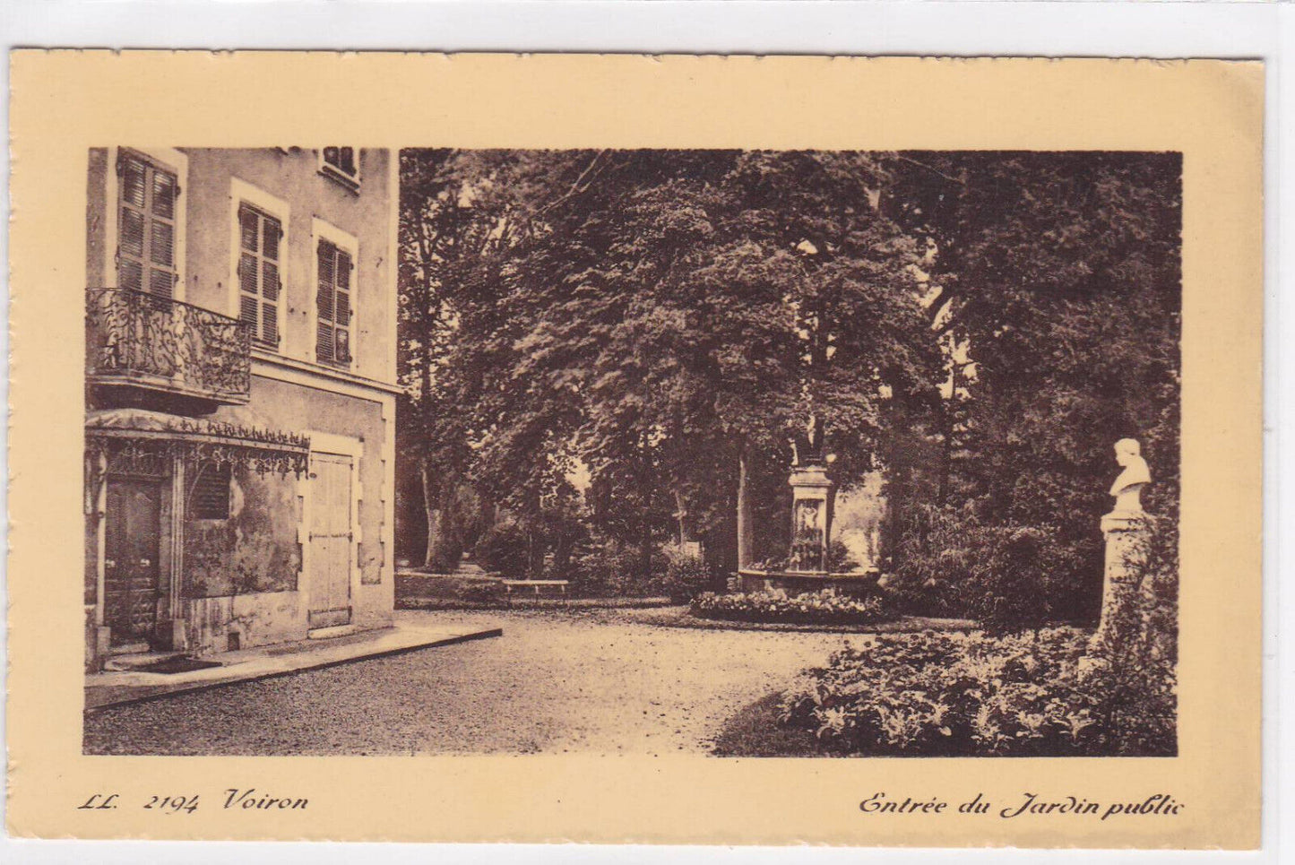 CARTE POSTALE ANCIENNE CPA VOIRON ENTREE DU JARDIN PUBLIC