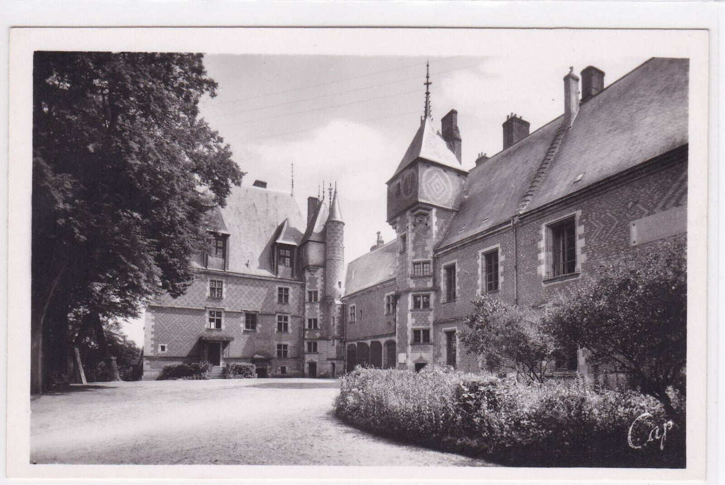 CARTE POSTALE ANCIENNE CPA GIEN LA COUR DU CHATEAU