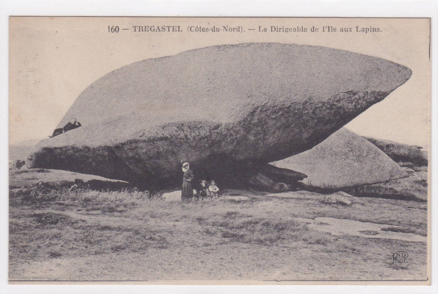 CARTE POSTALE ANCIENNE CPA TREGASTEL LE DIRIGEABLE DE L'ILE AUX LAPINS