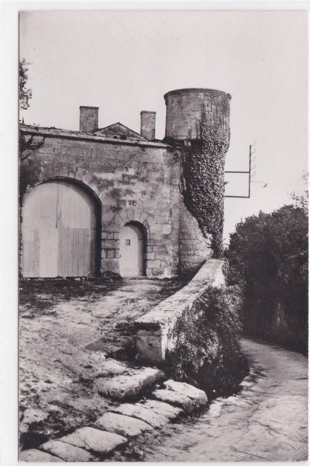 OLD POSTCARD CPA ST-SAVINIEN-SUR-CHARENTE CHATEAU DE LA CAVE