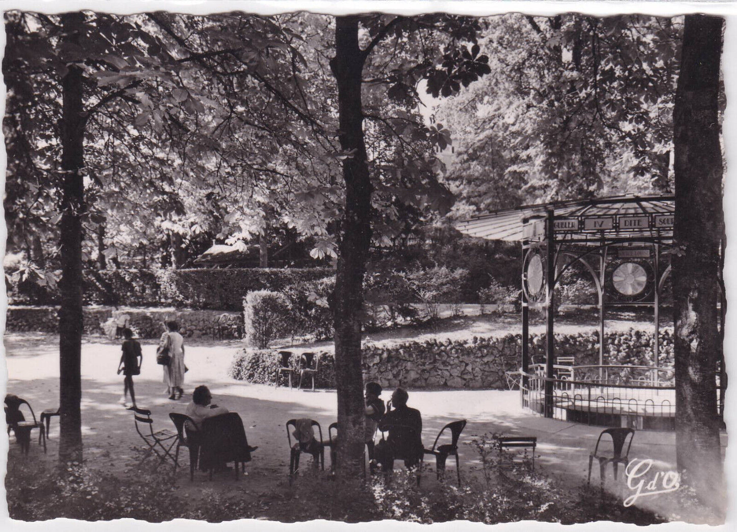 POSTCARD CPSM CHATELGUYON THERMAL CENTER A CORNER OF THE PARK AND LOUISE SPRING