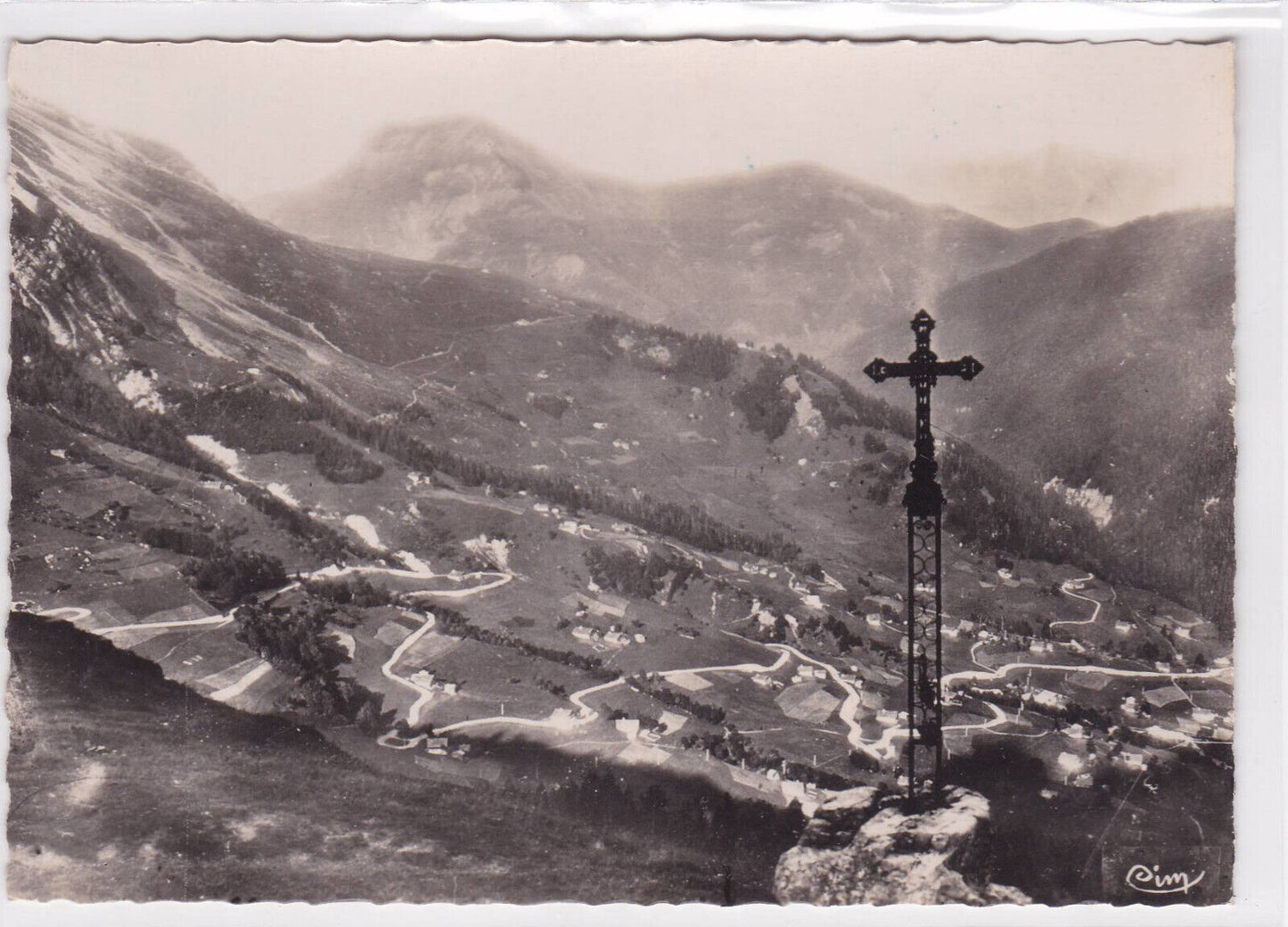 CARTE POSTALE CPSM LES LACETS DE LA GIETTAZ VUS DE LA CROIX DE FER