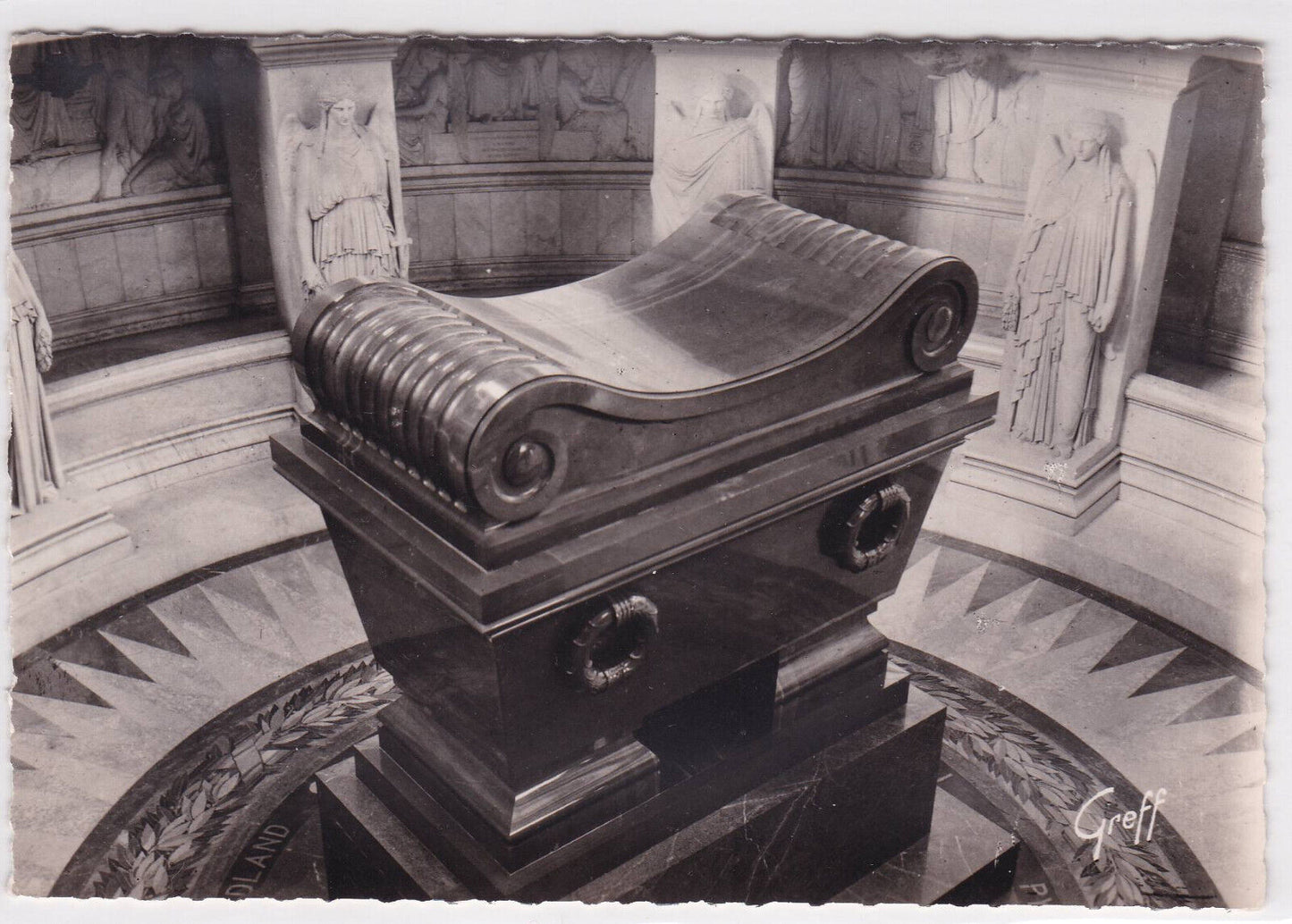 CARTE POSTALE CPSM PARIS AUX INVALIDES LE TOMBEAU DE NAPOLEON