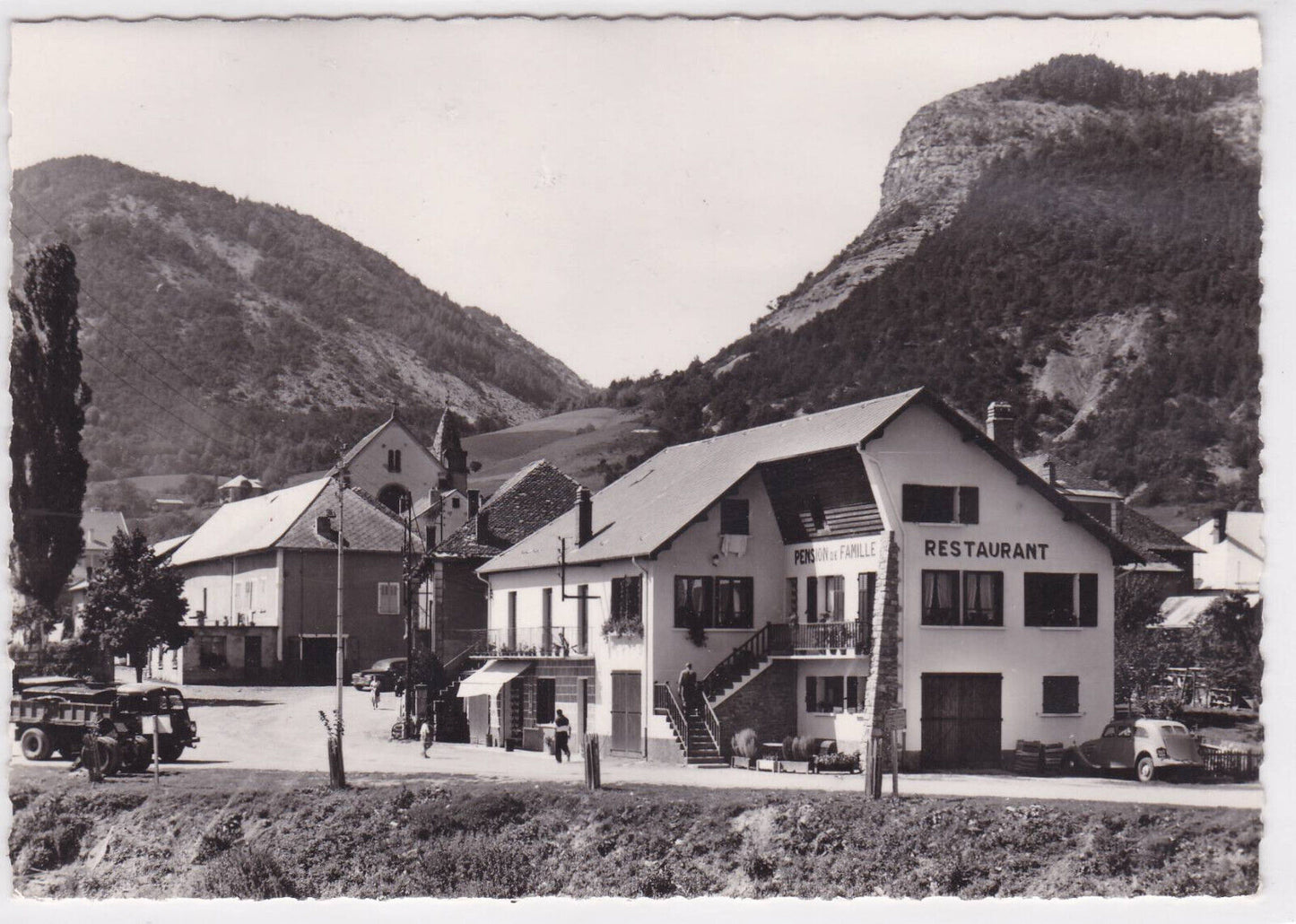 CARTE POSTALE CPSM SELONNET UN COIN DU VILLAGE