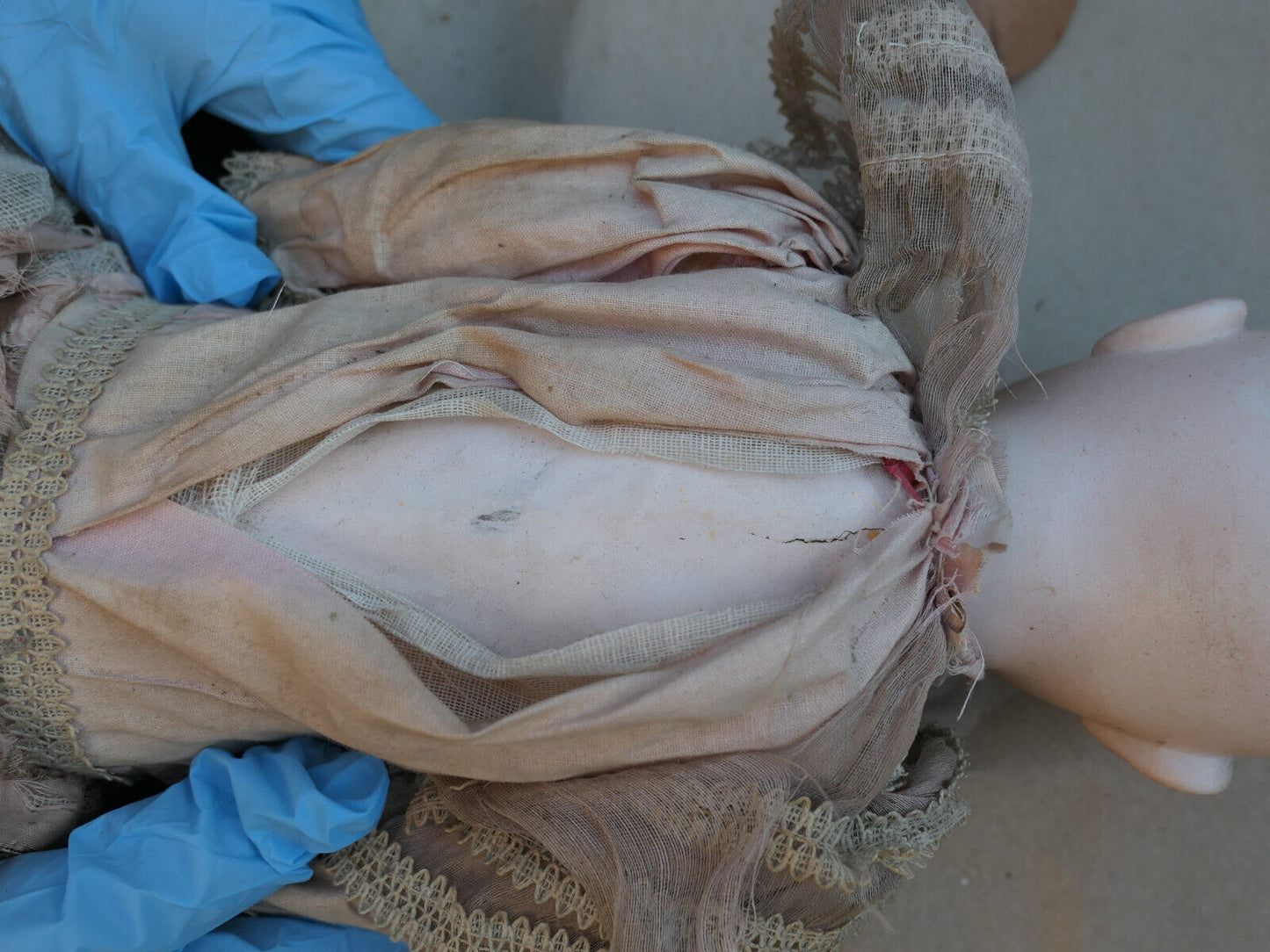 ANCIENNE POUPEE TETE PORCELAINE