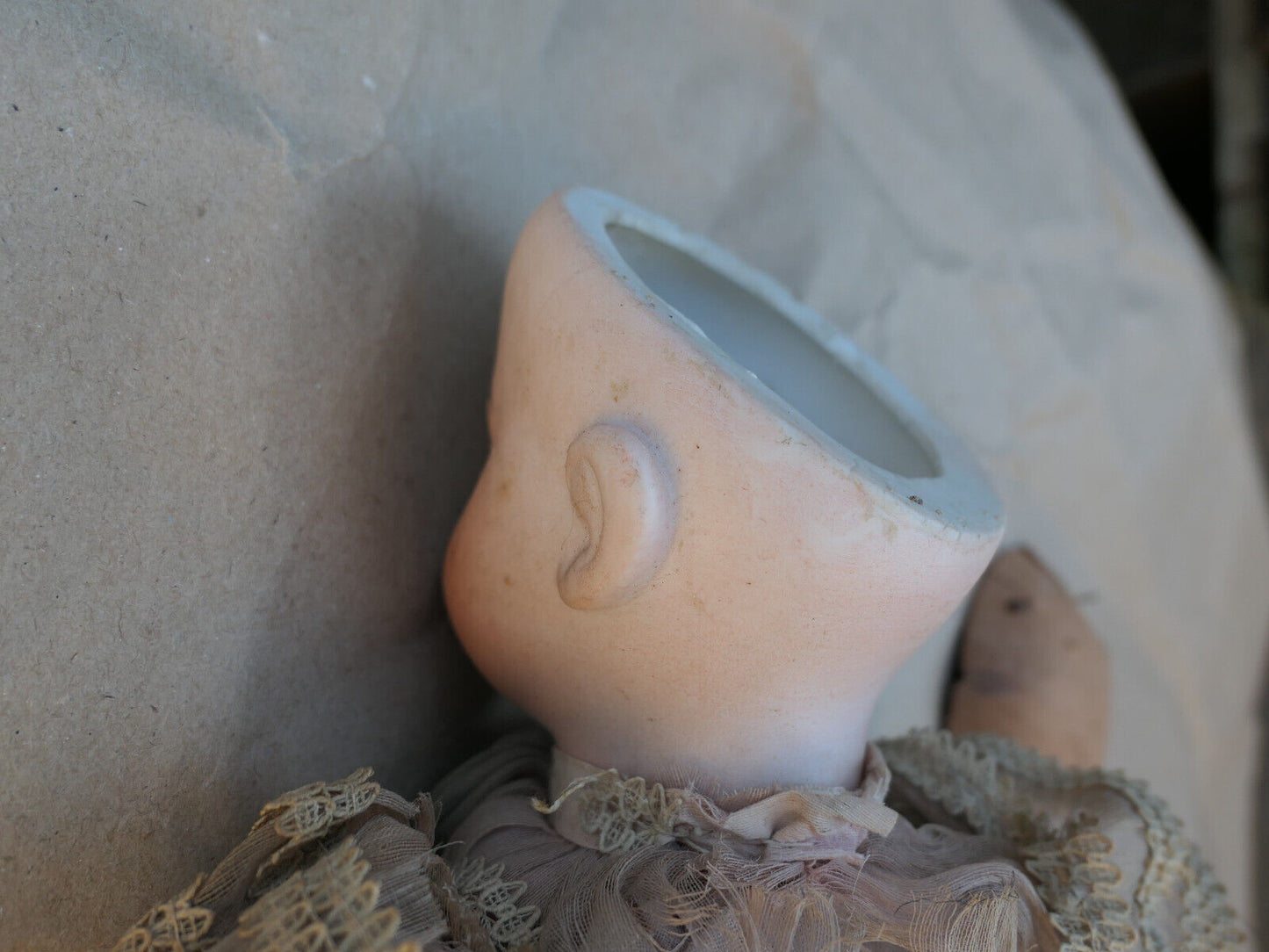 ANCIENNE POUPEE TETE PORCELAINE