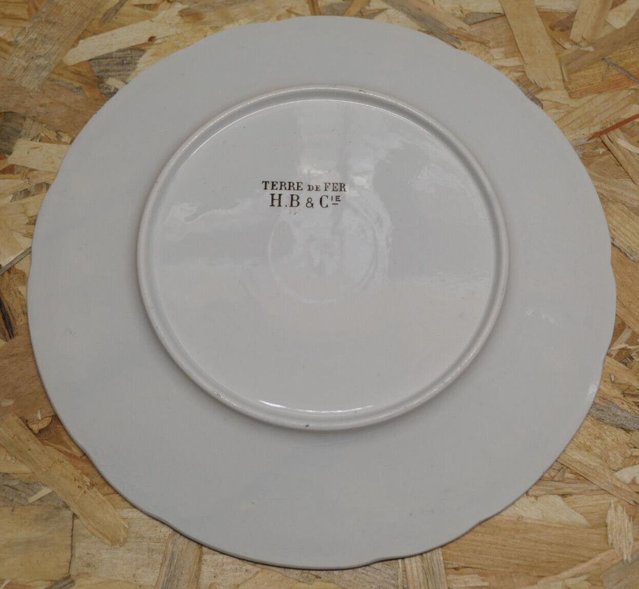 Ancienne Assiette Parlante Décorative Terre De Fer H.B & Cie Fin XIXème Siècle