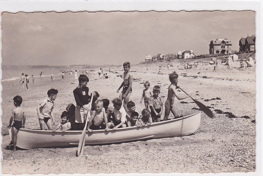 Carte Postale Semi-Moderne CPSM Jullouville Scènes De Plage