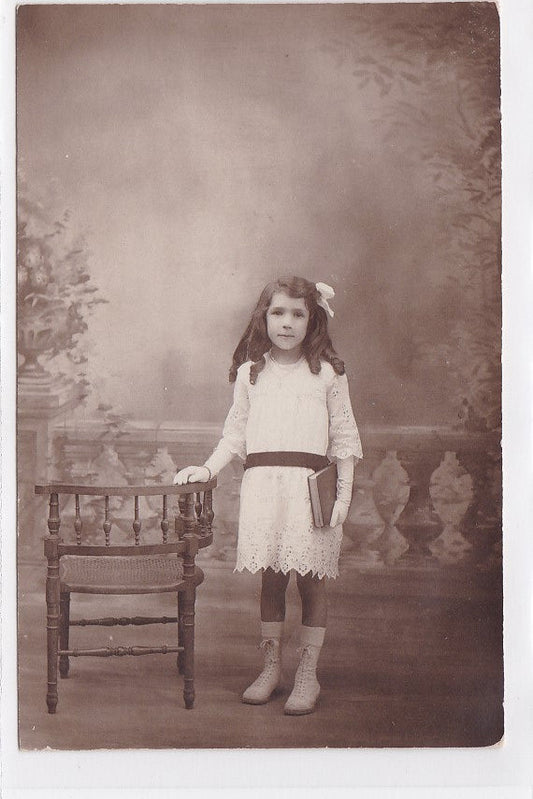 Carte Photo Ancienne - Portrait De Jeune Fille En Robe Blanche