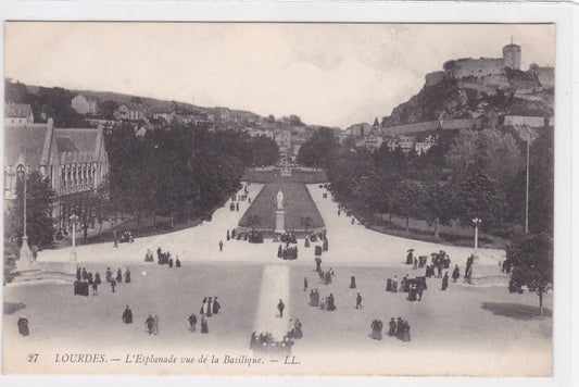 Carte Postale Ancienne CPA 65 - Lourdes - L'Esplanade Vue De La Basilique
