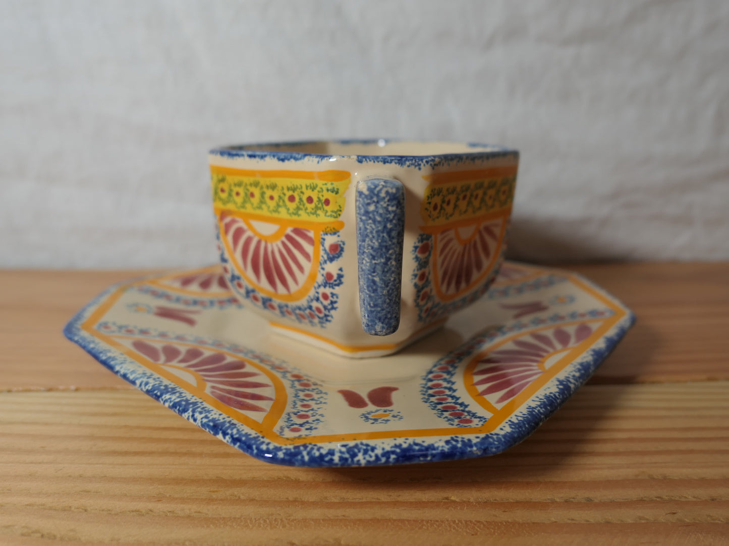 Ancienne Tasse À Déjeuner En Faïence - Sainte-Honorine-Sur-Mer