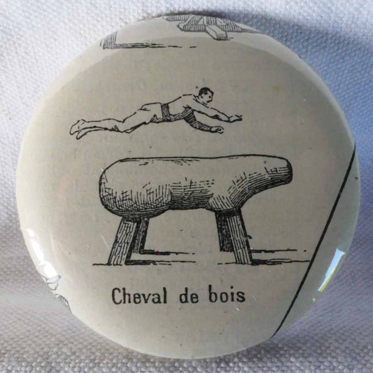 Cheval De Bois - Badge Encyclopédique Original - Ancienne Gravure