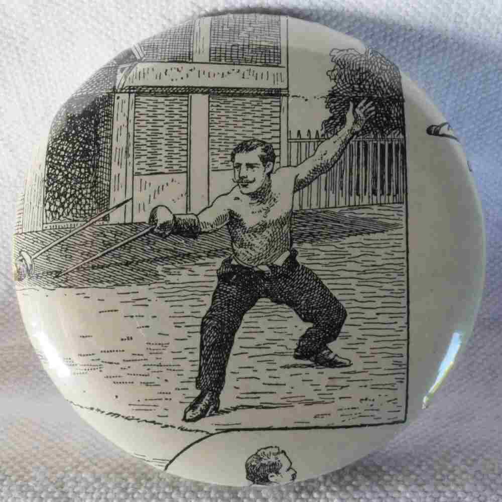 Escrime Combat À L'Épée - Badge Encyclopédique Original - Ancienne Gravure