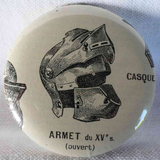 Casque Armet Du XVe Siècle - Badge Encyclopédique Original - Ancienne Gravure