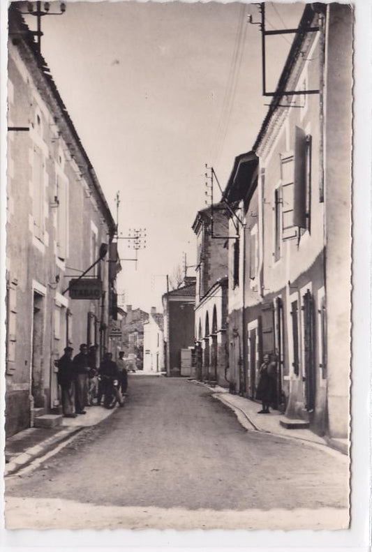 Carte Postale Semi-Moderne CPSM La Sauvetat-De Savères Une Des Rues Principales