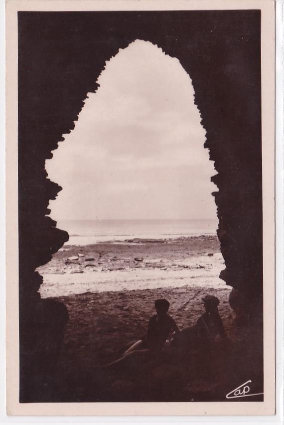 Carte Postale Ancienne CPA Calvados 14 Luc-Sur-Mer - Grotte Dans Les Falaises