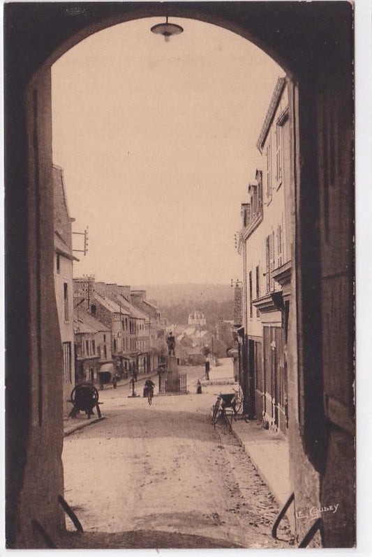 Carte Postale Ancienne CPA Bricquebec Rue Principale Statue Du Général Lemarois