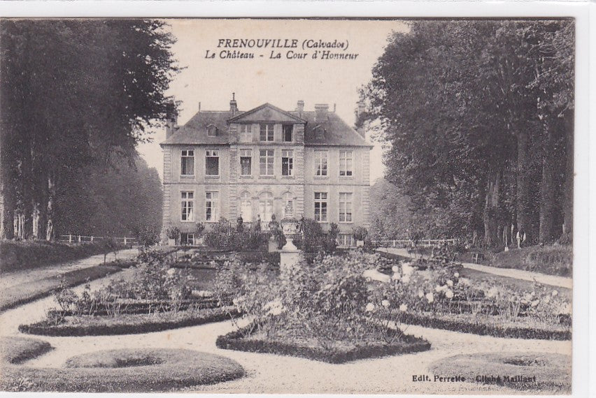 Carte Postale Ancienne CPA 14 - Frénouville - Le Château - La Cour D'Honneur