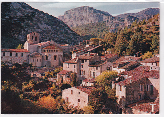 Carte Postale CPM 34 Saint-Guilhem-Le-Désert - Le Village Et L'Abbatiale