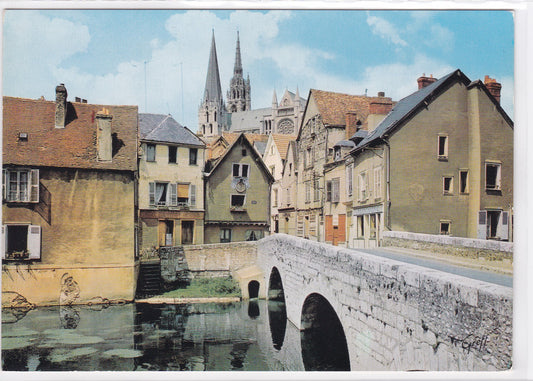 Carte Postale CPSM 28 Chartres - Vieux Pont Sur L'Eure Et La Cathédrale