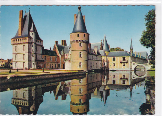 Carte Postale CPSM 28 Maintenon - Le Château (XIVe Siècle) - La Cour D'Honneur