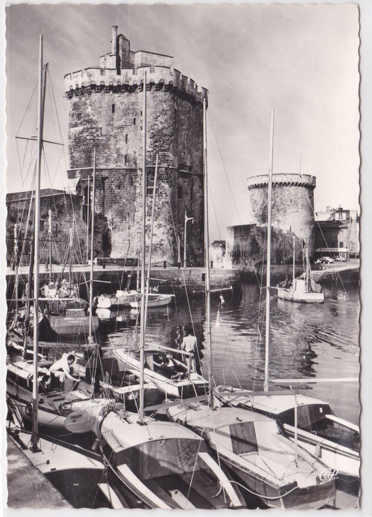Carte Postale CPSM 17 La Rochelle - Les Tours, Entrée Du Port