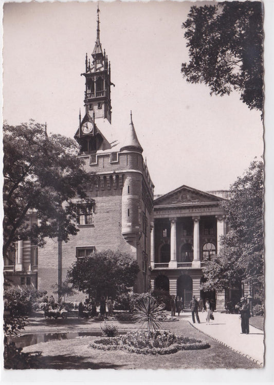 Carte Postale CPSM 31 Toulouse - Le Donjon Du Capitole Et Le Square