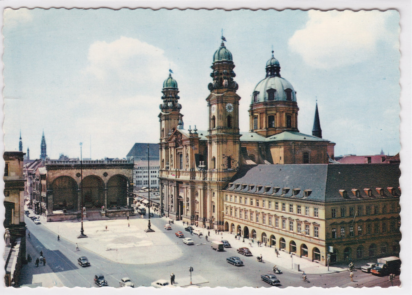 Carte Postale CPSM München - Odeonsplatz Mit Theatinerkirche Und Feldherrnhalle